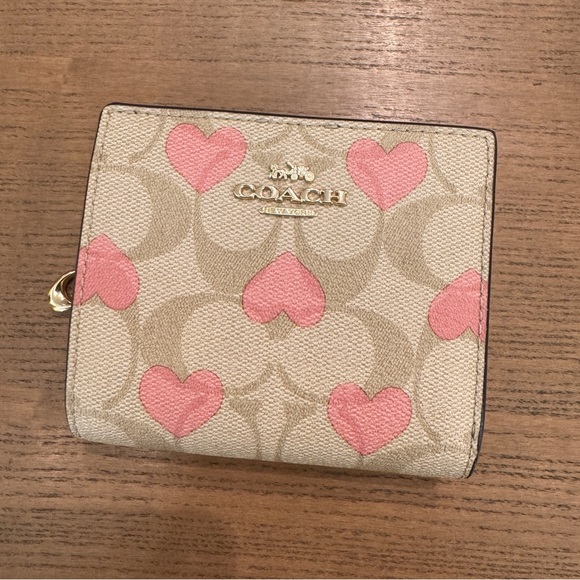 coach Snap Wallet In Signature Canvas With Heart Print cq145 - Picture 1 of 11